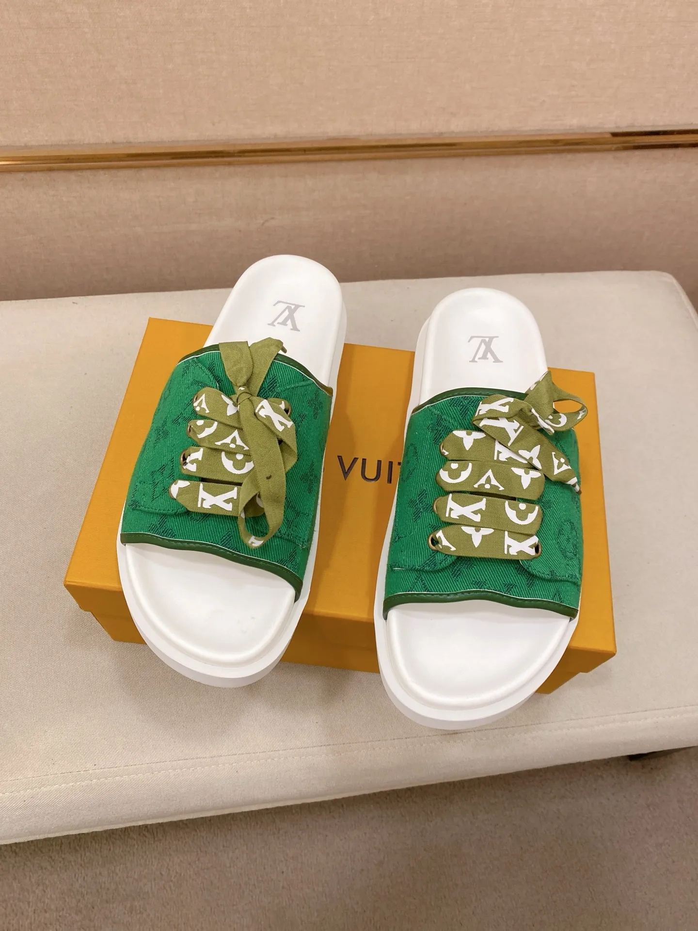 Men's shoes 💰: 340💰Made by LV🔍Top purchasing agents. Men's spring and summer slippers are available at the same counter. The uppers are imported cowhide from Italy, with logo graphics and high-quality craftsmanship. Soles: original soles specially provided by the original factory. Exclusive movable molded soles are super comfortable. Original goods follow orders. 🔍🔍High quality. You can enter and exit the counter at will. Welcome to compare. Size 38-44.